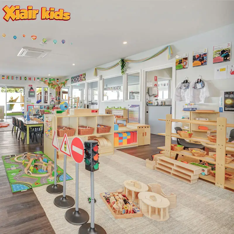 طاولة مركز الرعاية النهارية بمدرسة Xiair Montessori وروضة أطفال خشبية