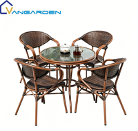 Ensemble de mobilier de jardin moderne et minimaliste en rotin tressé pour événements, avec table à manger et chaises, plateau en verre, durable, pour hôtels et jardins