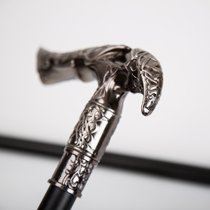 Hacha decorativa de doble cara con motivos de demonio tallados, estilo gótico oscuro, mango de aleación envejecida, venta al por mayor - Product Image 4