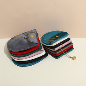 กระเป๋าใส่เครื่องประดับทรงซองจดหมายสีเขียวขนาดเล็กพร้อมแหวนกำมะหยี่และกระดุมสีทอง - Product Image 5