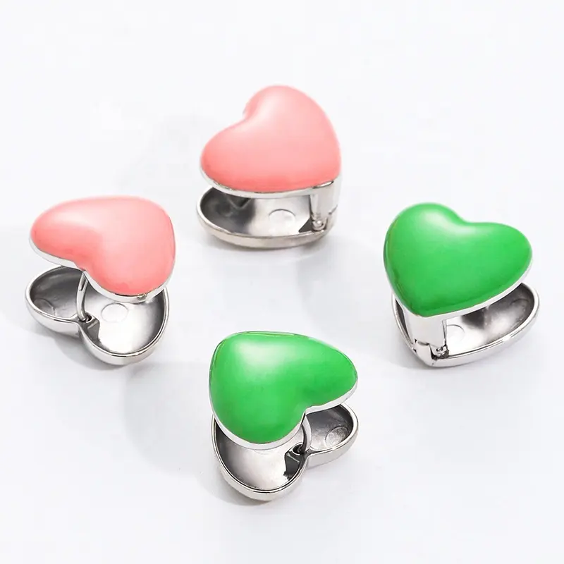 Joyería de oreja de moda al por mayor 2023 tendencia Clip perforado en la oreja verde rosa esmalte en forma de corazón pendiente brazalete para mujer