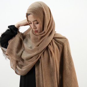 Nouveautés : Écharpes musulmanes personnalisées avec logo, écharpe d'hiver de créateur, châle tissé en acrylique dégradé, <span class=keywords><strong>hijab</strong></span> Vela couleur unie teint à la main 2026 - Product Image 1