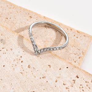 แหวนแต่งงานสแตนเลสสตีลดีไซน์ใหม่ทันสมัยประดับเพชรทรงกลมสำหรับผู้หญิง ขายส่ง - Product Image 4