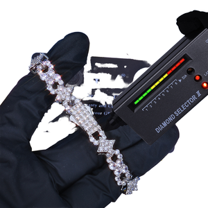 กำไลข้อมือเงินแท้ประดับมอยส์ซาไนต์ ชุบโรเดียม รูปเลข 8 สื่อถึงความนิรันดร์ สำหรับผู้หญิง - Product Image 3