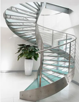 Escalier flottant moderne de style luxueux avec poutres en acier courbées, marches ouvertes en bois, éclairage LED et garde-corps en verre pour villa extérieure