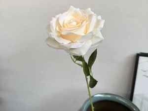 Composizione Floreale Artificiale BF-RS23 con Rosa Singola per Decorazioni Nuziali, Ispirata a Cascata di Fiori con Bordi Arricciati - Product Image 3