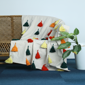 Décor de canapé en chambray doux au toucher supérieur à la mode avec des glands vibrants taille personnalisée pour la maison hôtel résidence bureau usage - Product Image 1