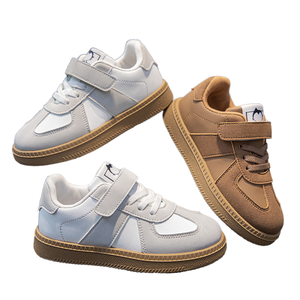 Venta al por mayor de zapatillas de correr de lujo para niños y niñas, zapatillas de deporte escolares blancas y negras para niños, goma de PVC, diseño plano de moda para caminar en invierno - Product Image 1