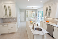 Cuisine moderne sur mesure en U, design lumineux et traditionnel, avec finition marbre et armoire de rangement classique