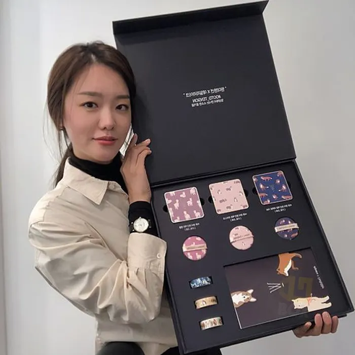 Scatola di carta regalo magnetica di lusso di moda personalizzata riciclata per indumenti scatole di abbigliamento pieghevoli regalo Crown win Packaging
