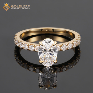 Bague de mariage en or jaune 18 carats avec diamant de laboratoire ovale de 4 carats, couleur D, clarté VS, certifié IGI, de la marque Goldleaf Jewelry - Product Image 4