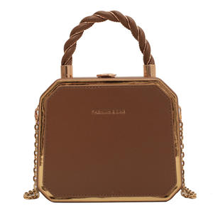 Sac à main élégant pour femme, mini sac seau carré à bandoulière simple avec chaîne décorative et deux sangles, doublure en polyester végétalien de qualité supérieure - Product Image 5