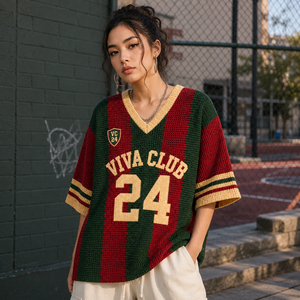 Pull en jersey tricoté au crochet personnalisé pour femme, col en V, rayé, manches courtes, coupe oversize, avec nom et numéro de pays - Product Image 1