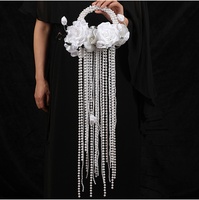 Bouquet de mariée européen fait main avec poignée en perles et pompon décoratif, en plastique, lavable et imperméable pour mariage
