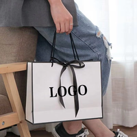 Nouveauté 2026 : Sacs en papier d'art de luxe personnalisés pour vente en gros, emballage pour chaussettes en fourrure, recyclables, rectangulaires, avec poignées torsadées, imprimés flexo