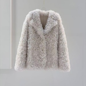<span class=keywords><strong>Cappotto</strong></span> <span class=keywords><strong>in</strong></span> <span class=keywords><strong>Pelliccia</strong></span> di Agnello per Donna, Stile Casual, Bianco <span class=keywords><strong>con</strong></span> Collo a Risvolto, Chiusura <span class=keywords><strong>con</strong></span> Bottoni Rivestiti, <span class=keywords><strong>Interno</strong></span> <span class=keywords><strong>in</strong></span> Pelle Spessa per l'Inverno - Product Image 1