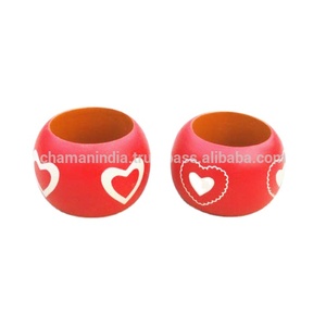 Rond de serviette décoratif de table en bois, Lire le rond de serviette de coeur - Product Image 1