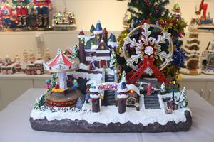 Château de Noël personnalisable avec lumière LED, carrousel mobile, grandes roues mobiles, sculpture artisanale en résine, décoration de parc d'attractions - Product Image 2