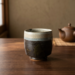 Taza de té de cerámica hecha a mano estilo Wabi-Sabi con acabado mate para el té de la tarde - Product Image 1
