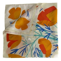 Écharpe en soie carrée à motif floral personnalisé, bord fini à la machine / Bandana pour femmes