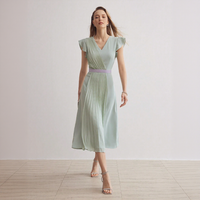 Robe midi plissée vert clair en tissu peigné respirant à col en V et manches volantées pour femme, usage quotidien, OEM ODM, vente en gros personnalisée