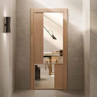 Porte en bois moderne avec insert en verre cannelé pour portes intérieures et design d'espace contemporain