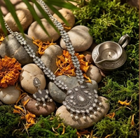 Collier pendentif pour femme en argent oxydé à motif feuille, finition antique, bijou ethnique traditionnel, accessoire de soirée