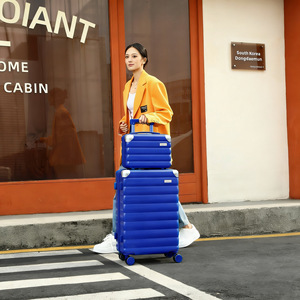 Maleta de viaje con ruedas de 24 pulgadas, color azul oscuro, con portavasos oculto y gancho lateral. - Product Image 3