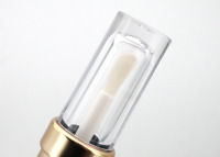 Flacon en plastique cylindrique élégant, corps transparent, tête de brosse large argentée électroplaquée, tube de brillant à lèvres avec bouchon à vis 5 ml