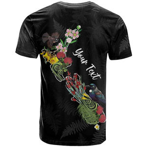 T-shirt personnalisé pour <span class=keywords><strong>homme</strong></span> - Noir avec des fleurs d'hibiscus et de frangipanier hawaïennes, motifs de tatouage d'inspiration maorie - Product Image 4