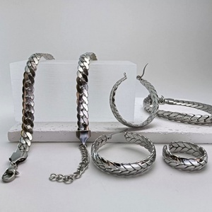 Parures de bijoux tendance en acier inoxydable hypoallergénique plaqué or 14k 18k, anti-ternissement, pour femmes (collier, boucles d'oreilles, bague, bracelet) - Product Image 3