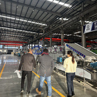 Automatische productielijn voor het reinigen, snijden en drogen van verse gember, inclusief een gember-snijmachine met gaasbanddroger.
