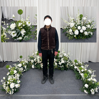 Rangkaian Bunga Mawar Hydrangea Buatan Tangan dari Sutra Putih dan Hijau yang Elegan, Dekorasi Latar Belakang Pernikahan Kelas Atas