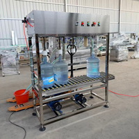 Machine de remplissage de bouteilles d'eau de 5 gallons personnalisée, semi-automatique, avec station d'alimentation par baril et équipement de pressage de bouchons en acier inoxydable
