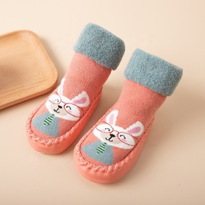 Chaussettes-chaussons d'hiver épaisses en tissu éponge antidérapantes pour bébés et tout-petits avec picots pour enfants - Vente en gros - Product Image 3