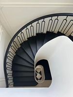 Rampe d'escalier de luxe en alliage aluminium-magnésium avec balustres en verre coloré dégradé et mâtillons métalliques pour villa