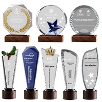 Trophée en cristal de verre personnalisable avec base en bois poli gravé et figurine de cheval plaquée or pour cadeau d'excellence professionnelle
