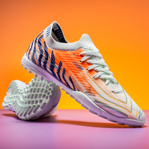 Botas de fútbol Superfli al por mayor de fábrica, personalizadas, transpirables, con tacos TF, aptas para uso en las cuatro estaciones. - Product Image 4