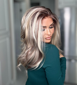 Peluca sintética sin pegamento con encaje frontal, rubia y castaña, de longitud media, lista para usar, con ondas sueltas y línea de cabello natural para mujeres blancas - Product Image 5