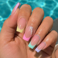 Faux Ongles Courts Carrés Nude Faits Main en Acrylique avec French Manucure Jaune, Décorations 3D Fleurs Roses, Étoiles, Perles et Strass – Lot Complet