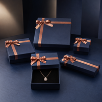 Boîte d'emballage carrée de luxe pour bijoux, en matériaux recyclés écologiques, découpée sur mesure, finition artisanale, ruban doré, logo personnalisé pour montres