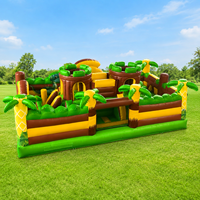 Aire de jeux gonflable sur le thème de la jungle avec toboggans, parcours d'obstacles et jeux d'escalade pour enfants