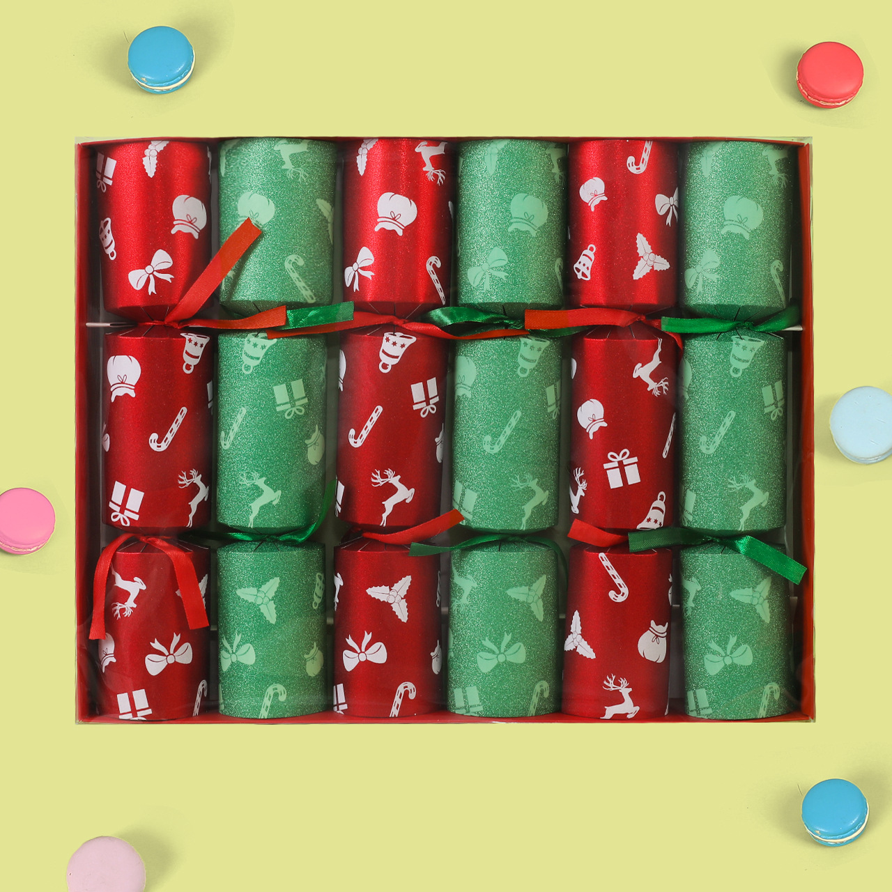 Elementos navideños rojos y verdes