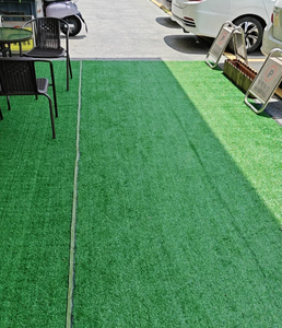 Césped artificial resistente a los rayos UV Césped sintético realista para paisajismo de jardines modernos Césped sintético para exteriores - Product Image 4