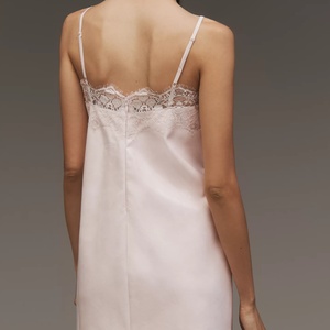 Robe Courte Décontractée à Motifs Floraux en Fausse Fourrure avec Bordure en Dentelle, Broderie et Logo Creux sur le Devant, Taille Naturelle, Idéale pour l'Été - Product Image 2