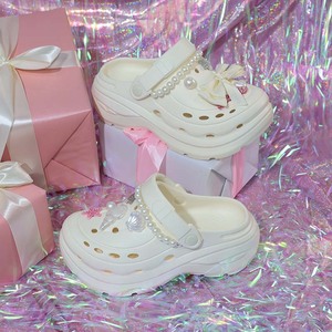 Zuecos de suela gruesa con perlas para mujer, sandalias de verano transpirables de EVA con punta abierta, lazo y dije de concha - Product Image 4