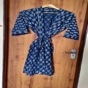 Robe kimono en coton bleu grande taille, imprimé floral fait main, vêtements de détente, prix de gros disponible - Product Image 1