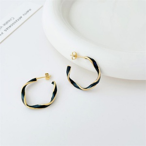 Boucles d'oreilles tendance plaquées or 18 carats en acier inoxydable avec émail, motif vague - Product Image 2
