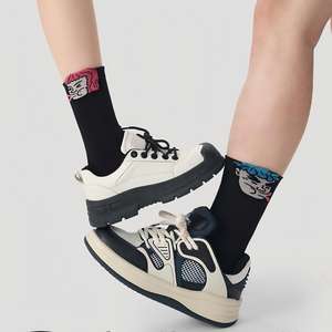 Chaussettes de streetwear pour hommes et femmes, chaussettes à motif de personnage de dessin animé, jacquard, respirantes, en mélange de coton, chaussettes tendance pour un usage quotidien et décontracté - Product Image 2