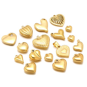 Ciondoli Artigianali di Moda Placcati in Oro a Forma di Cuore in Acciaio Inossidabile per Creazione di Collane e Bracciali - Product Image 1